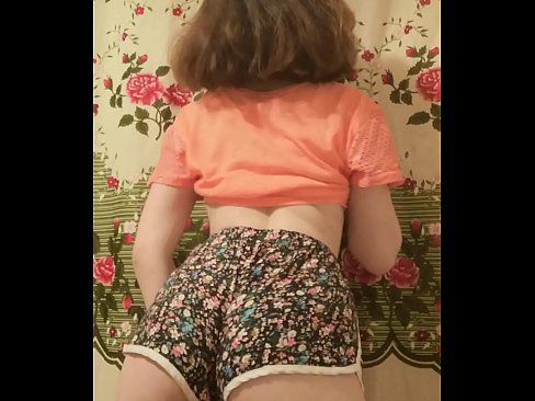 ❤️ Jovem sensual a despir os seus calções para a câmara ❌ Porno vídeo em nós