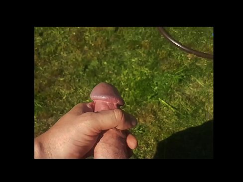 ❤️ A boazona fica com a rata rosa fodida e ejacula com um esguicho num jardim de Verão ❌ Porno vídeo em nós