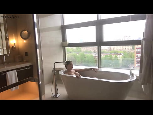 ❤️ Bebé tremendo A masturbar-se apaixonadamente na sua rata na casa de banho ❌ Porno vídeo em nós