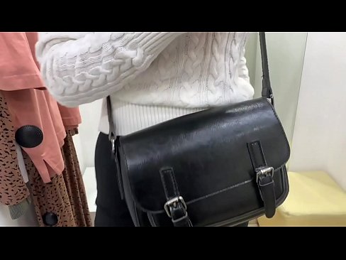❤️ Masturbação pública da jovem cadela FeralBerry com um dildo no provador ❌ Porno vídeo em nós