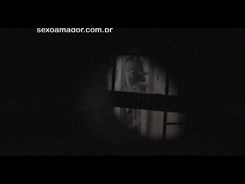 ❤️ Lourinho é filmado secretamente por um voyeur de bairro escondido atrás de tijolos ocos ❌ Porno vídeo em nós