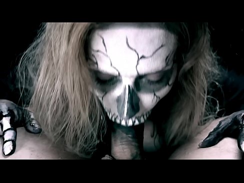 ❤️ Rapariga demoníaca a chupar pilas com a sua boca negra e a engolir esperma. ❌ Porno vídeo em nós