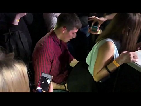❤️ Sexo real numa discoteca russa. Rapariga russa de 18 anos no ânus e vagina fodida numa discoteca ❌ Porno vídeo em nós